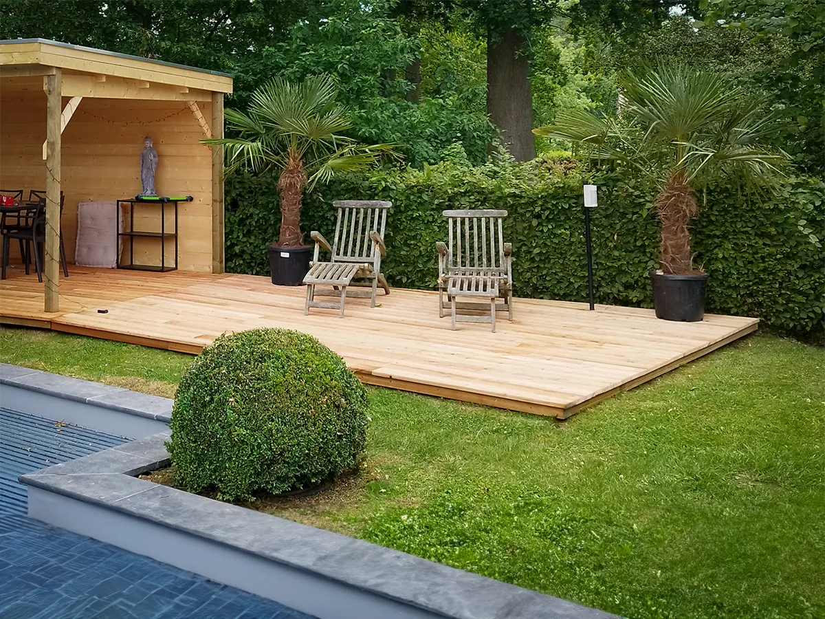 Terrasse de jardin en bois local mélèze